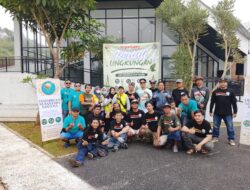 Peduli Lingkungan, VespaHappy dan IVI Bandung Barat Gotong Royong Bersihkan Sampah Alun-alun KBB