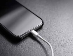 Charge HP Semalaman, Benarkah Bisa Merusak Baterai? Ini Penjelasannya