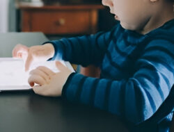 Tips Membangun Kebiasaan Digital Sehat untuk Anak di Era Gadget